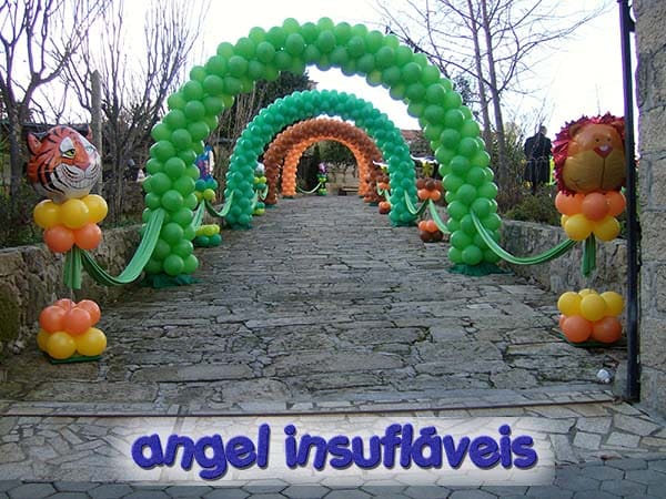 inicio angel insuflaveis decoração com balões para menino com tema animais