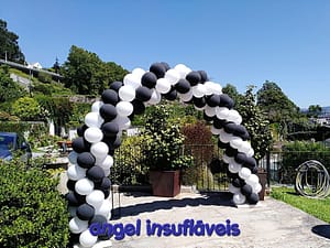 arco de balões preto e branco