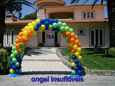 arco de balões multicolorido