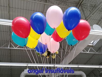 balões coloridos com fitas